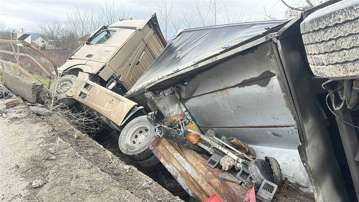 Saobraćajna nezgoda na starom putu Čačak - Kraljevo (8).jpg