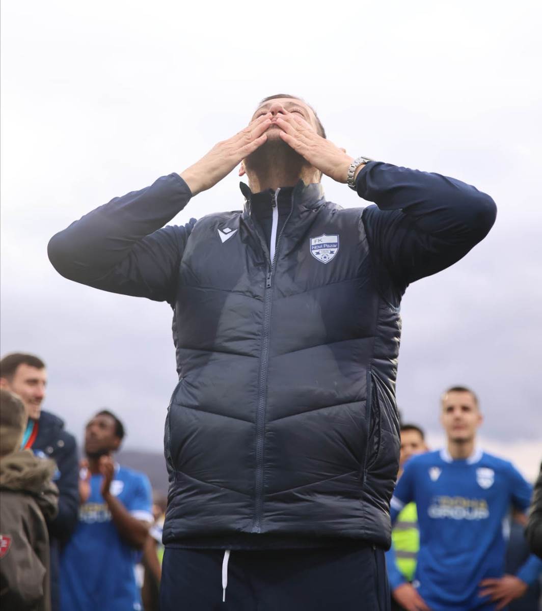 Nenad Lalatović slavi sa navijačima Novog Pazara