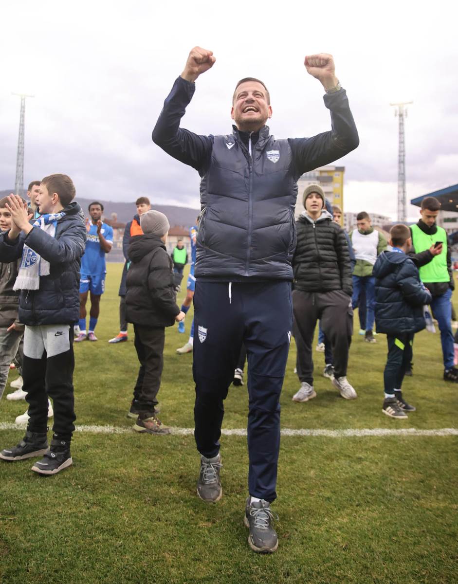 Nenad Lalatović slavi sa navijačima Pazara