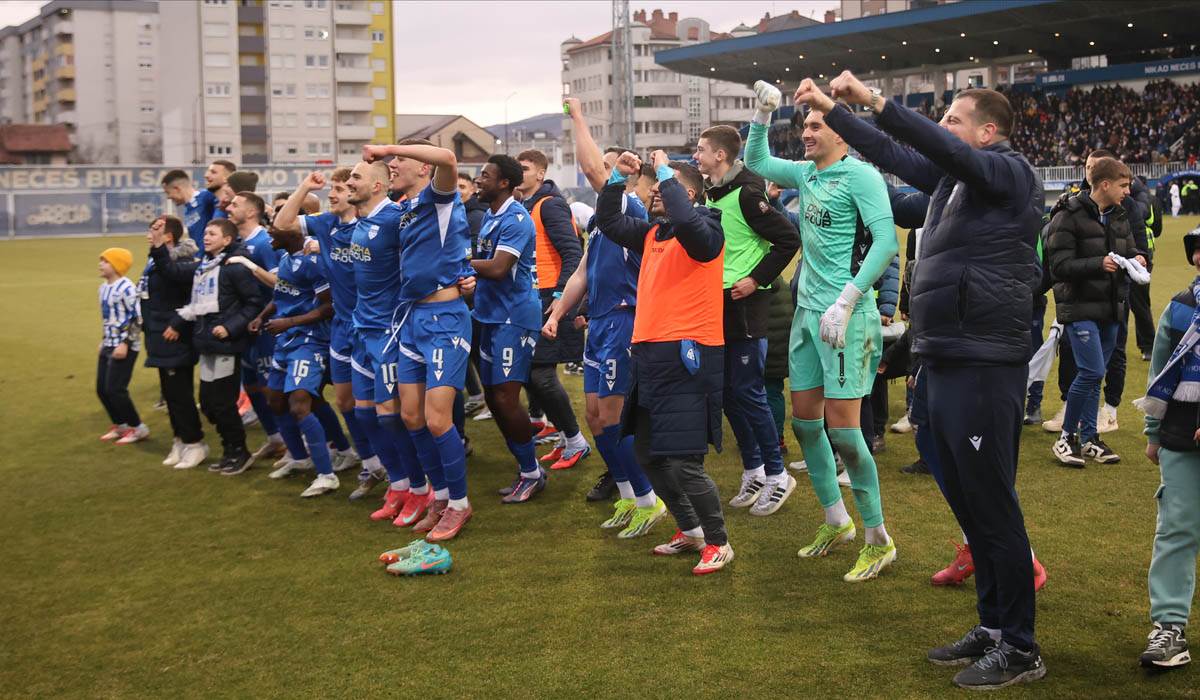 Nenad Lalatović peva sa navijačima Novog Pazara i igračima