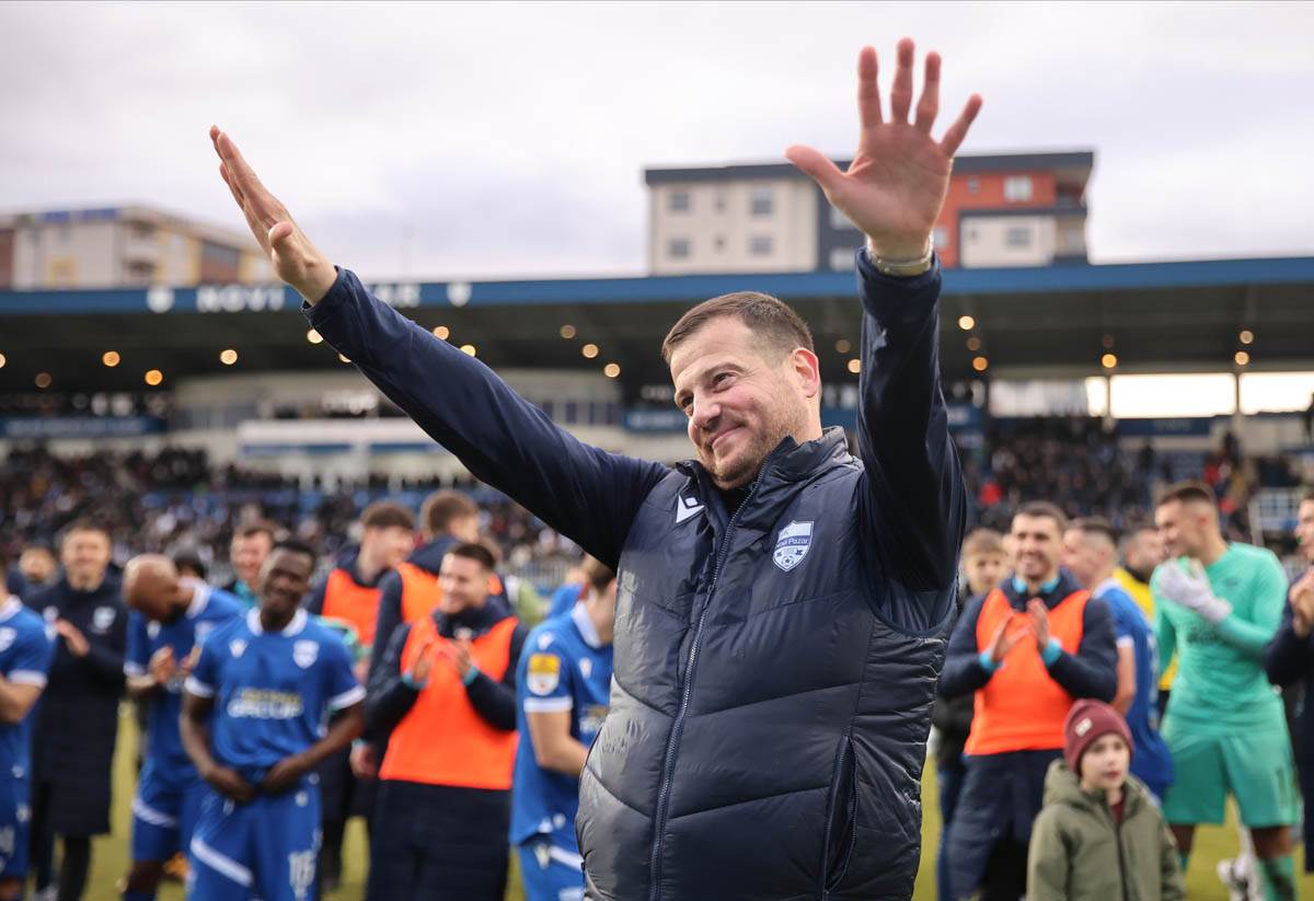 Nenad Lalatović pozdravlja i maše navijačima Novog Pazara