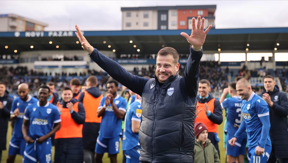 Nenad Lalatović pozdravlja navijače Novog Pazara