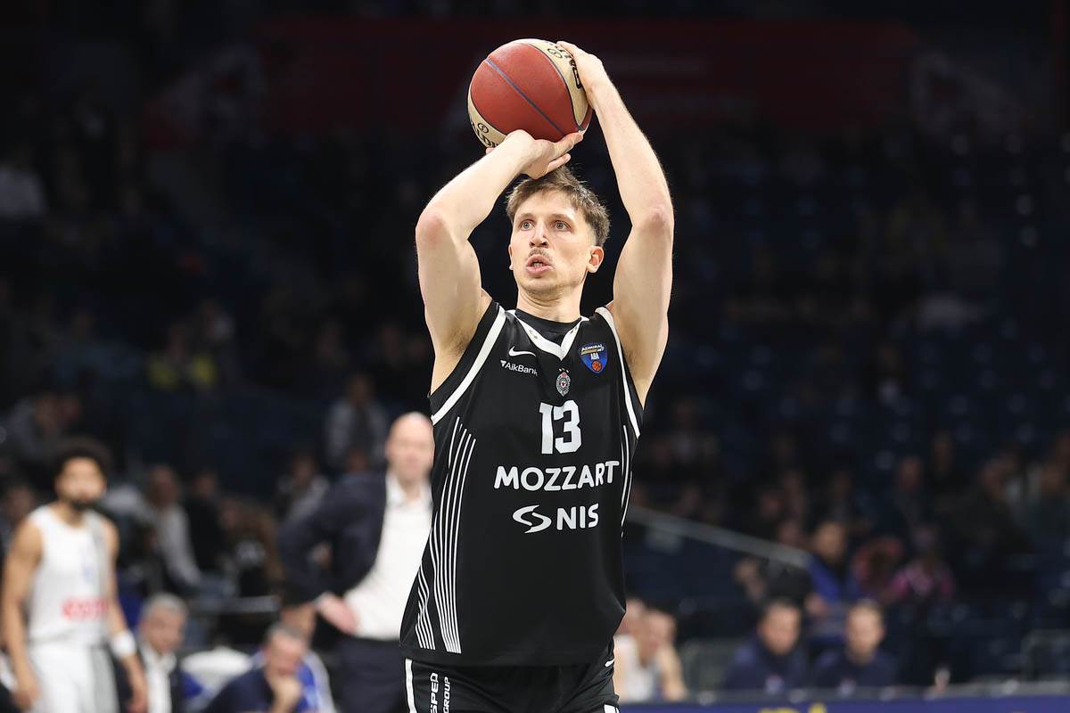 Aleksa Radanov šutira na koš u Partizanu