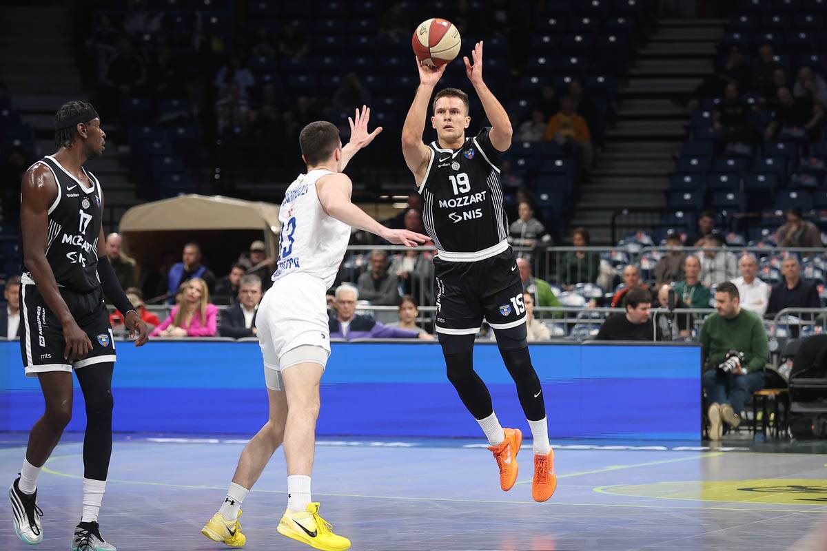 Arijan Lakić šutira trojku u Partizanu