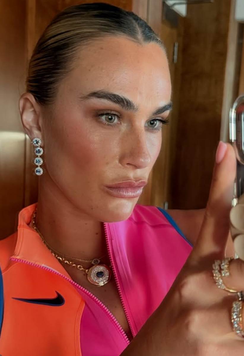 Arina Sabalenka pozira u kompletu za mečeve