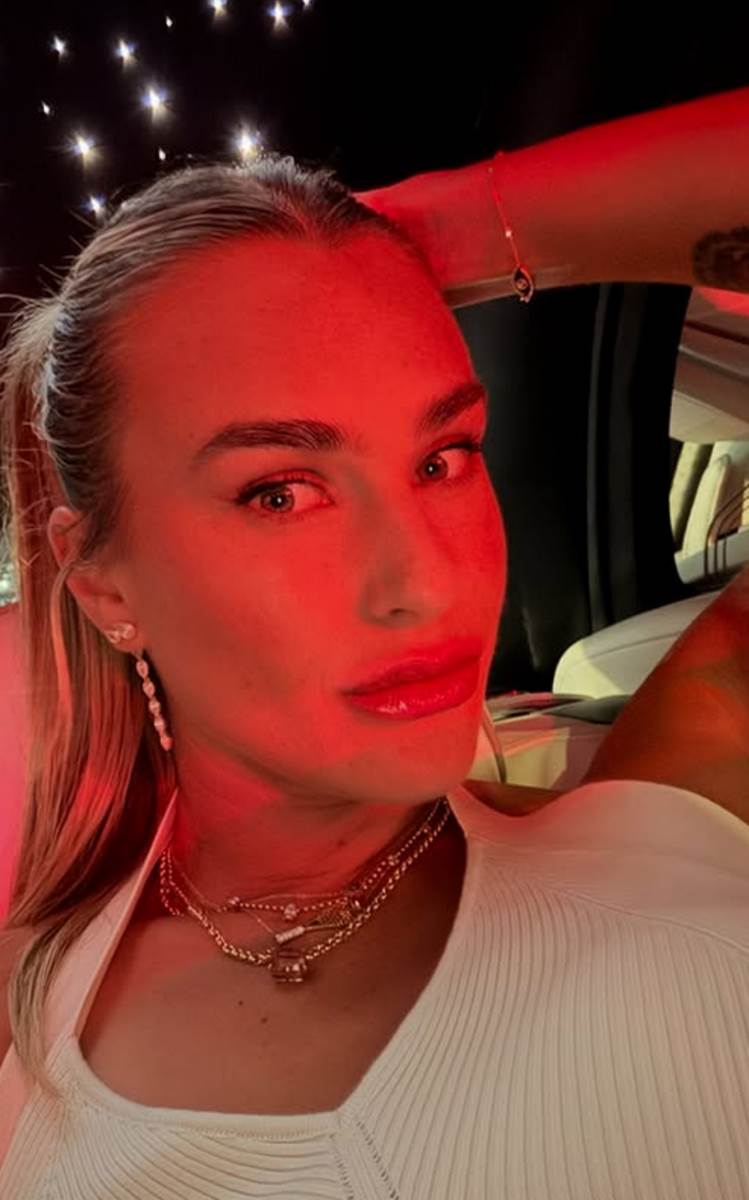 Arina Sabalenka pozira u kolima u izlasku