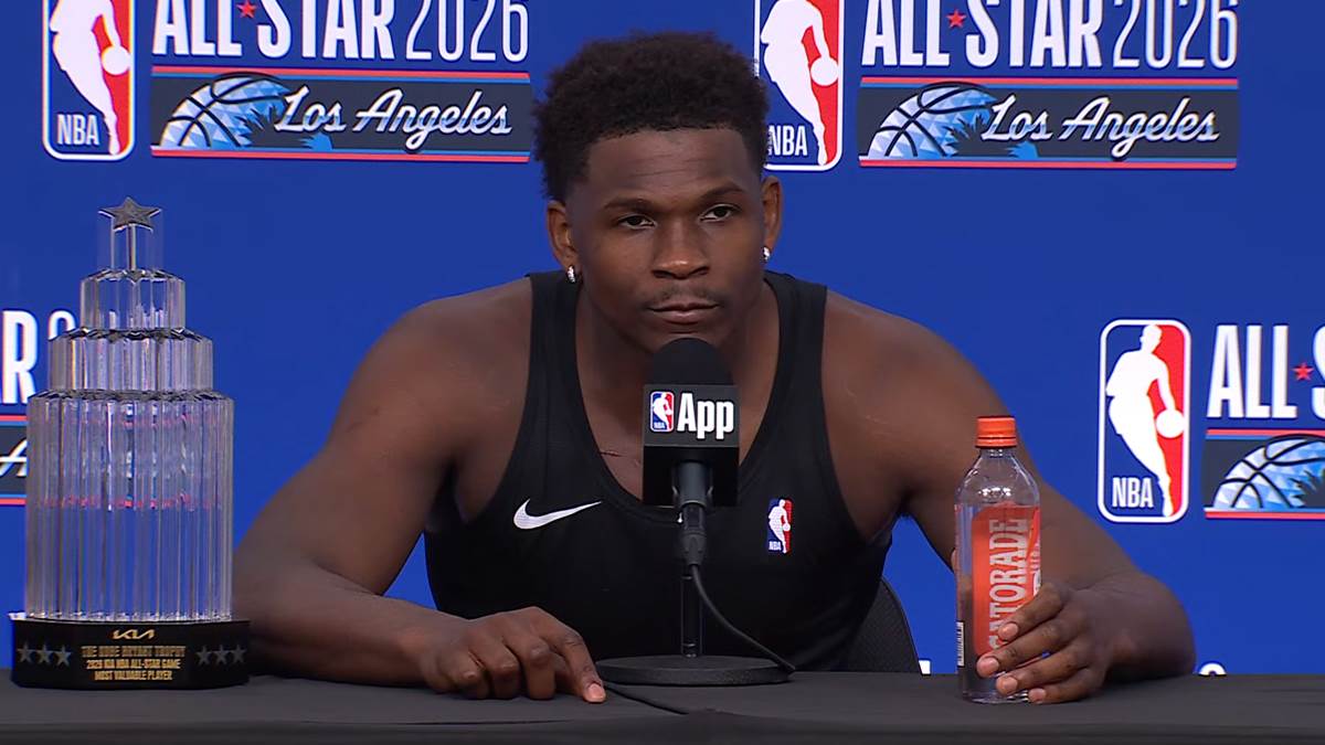 Entoni Edvards u atlet majici na konferenciji za medije.