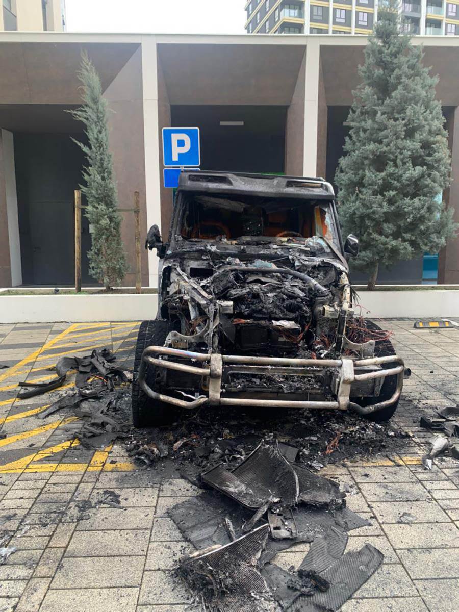 Baka Prase zapaljen auto na mestu za invalide (3).jpg