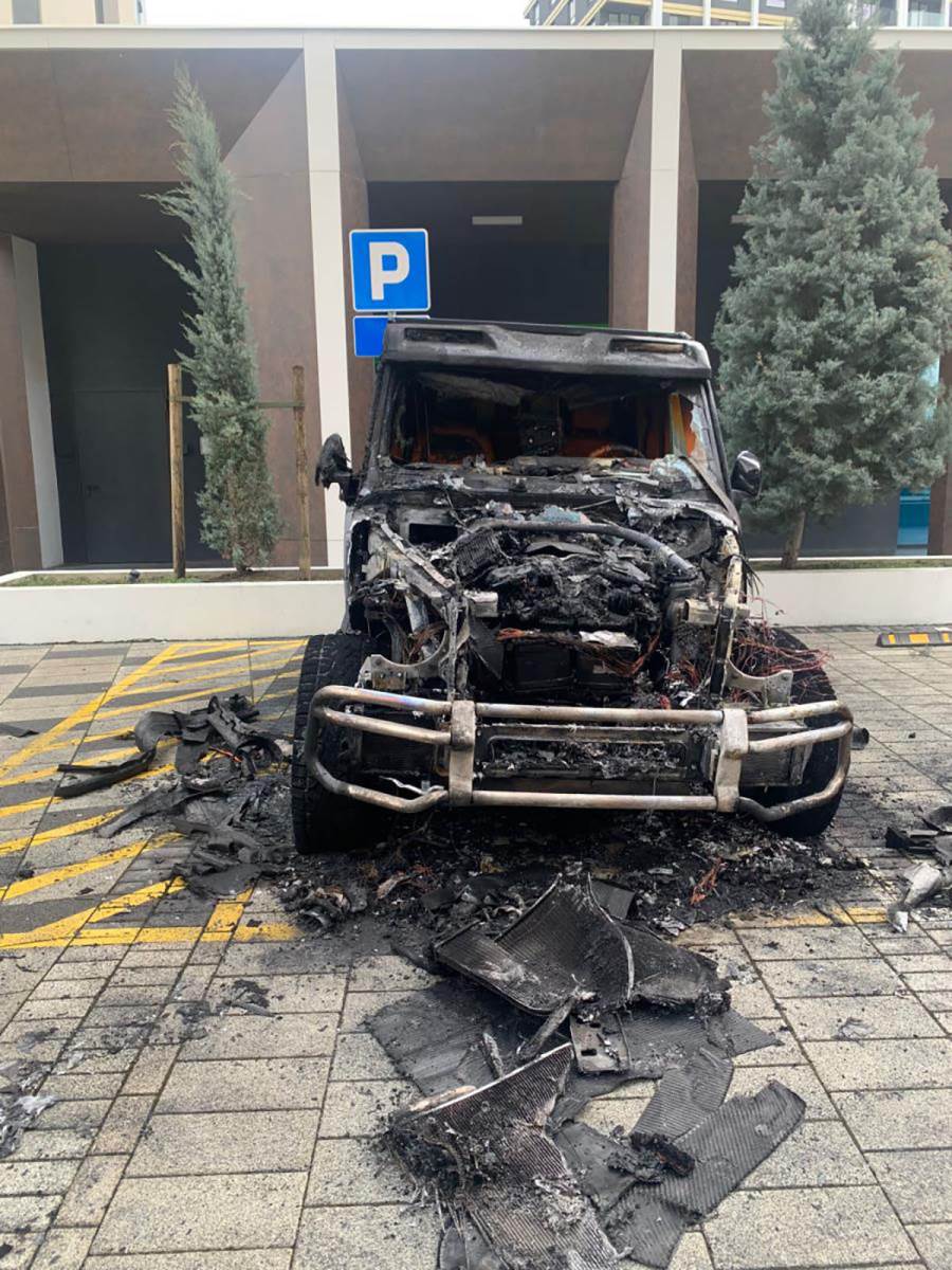 Baka Prase zapaljen auto na mestu za invalide (4).jpg