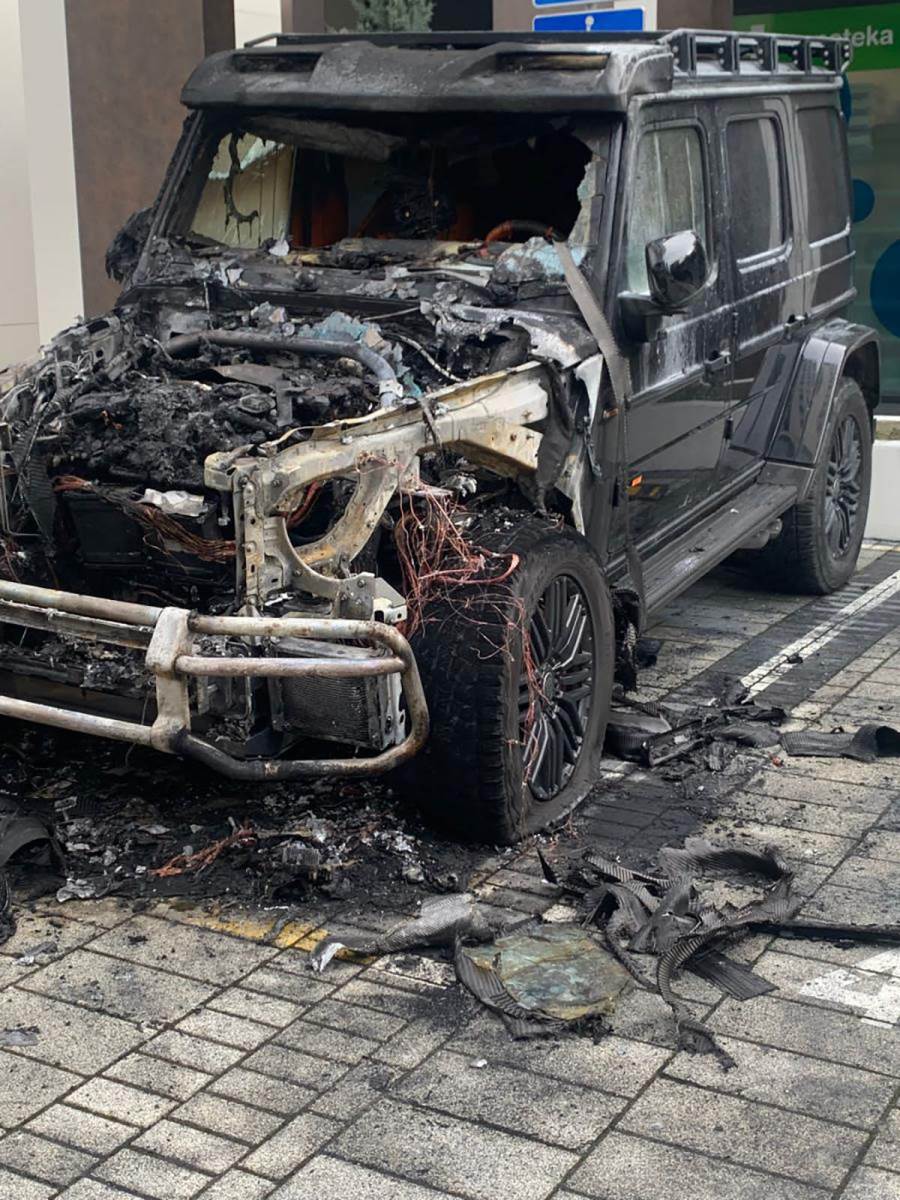 Baka Prase zapaljen auto na mestu za invalide (1).jpg