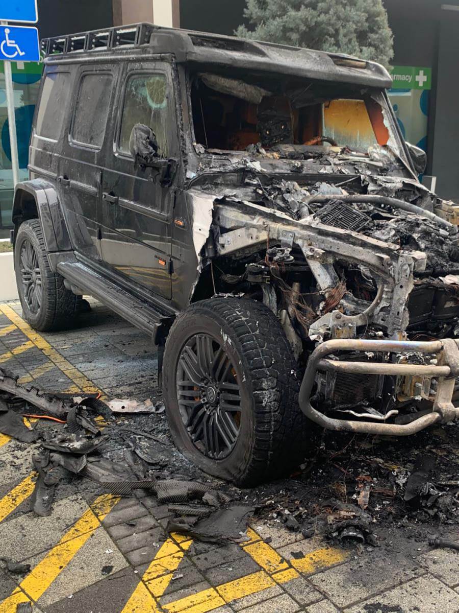 Baka Prase zapaljen auto na mestu za invalide (6).jpg