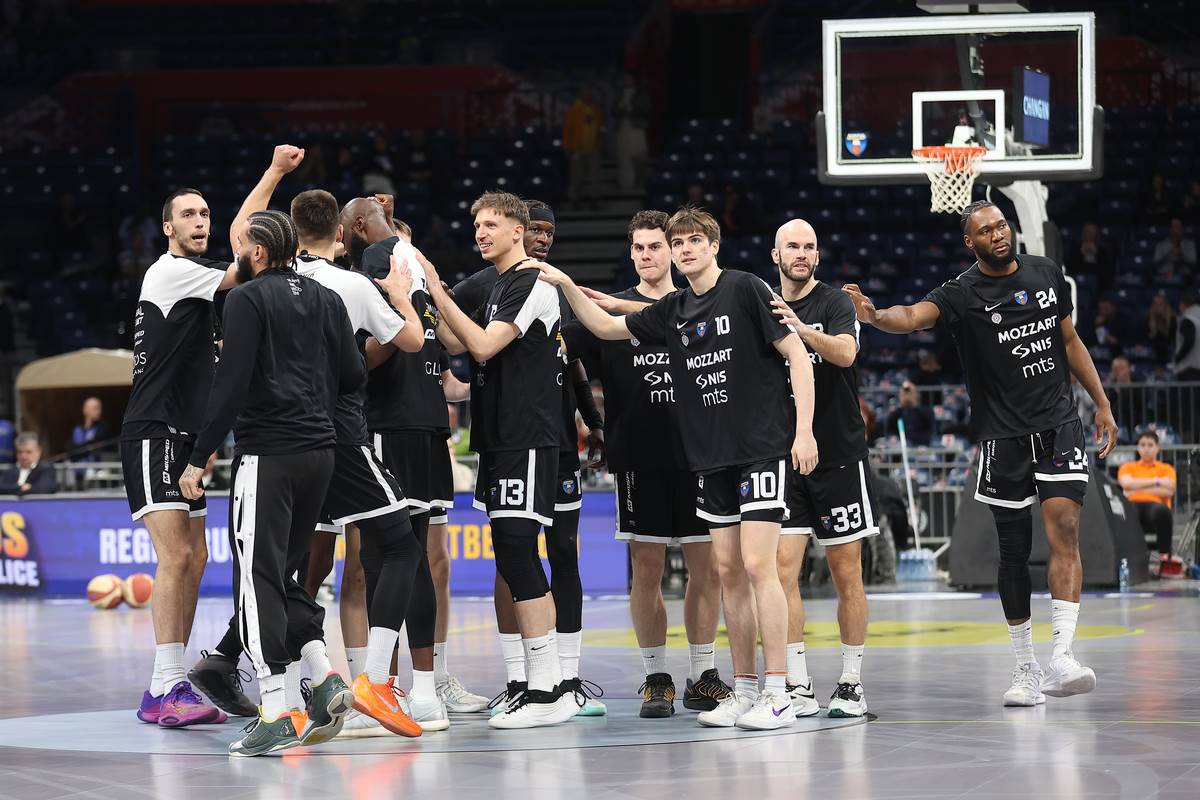 Košarkaši Partizana na okupu