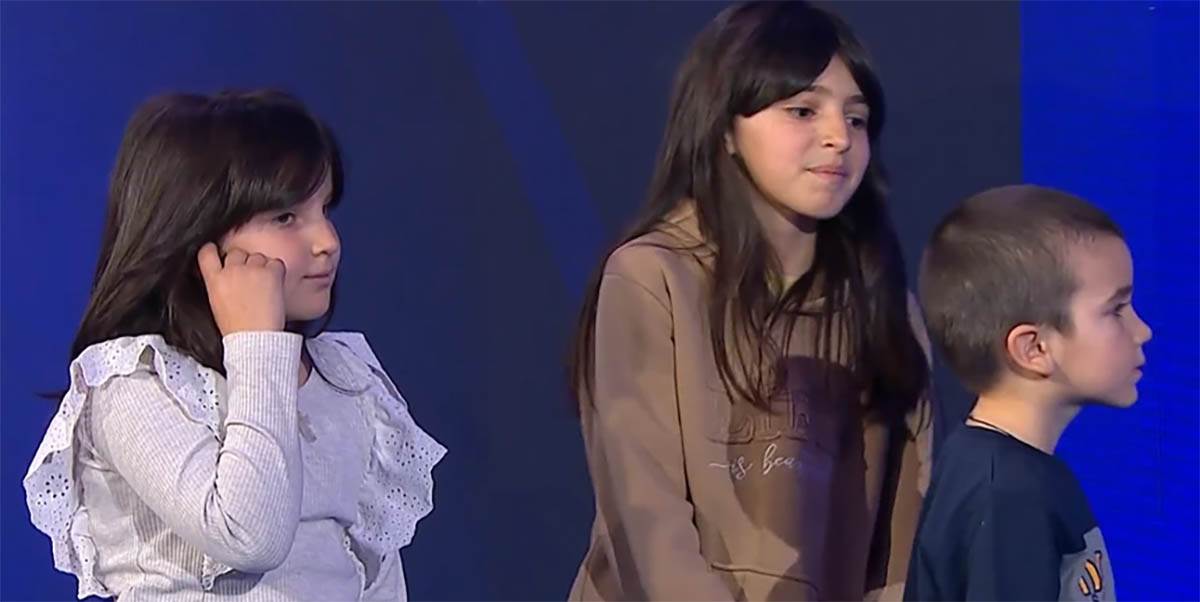 Učitelj Marko Čikarić  primio orden sa svojim đacima (3).jpg