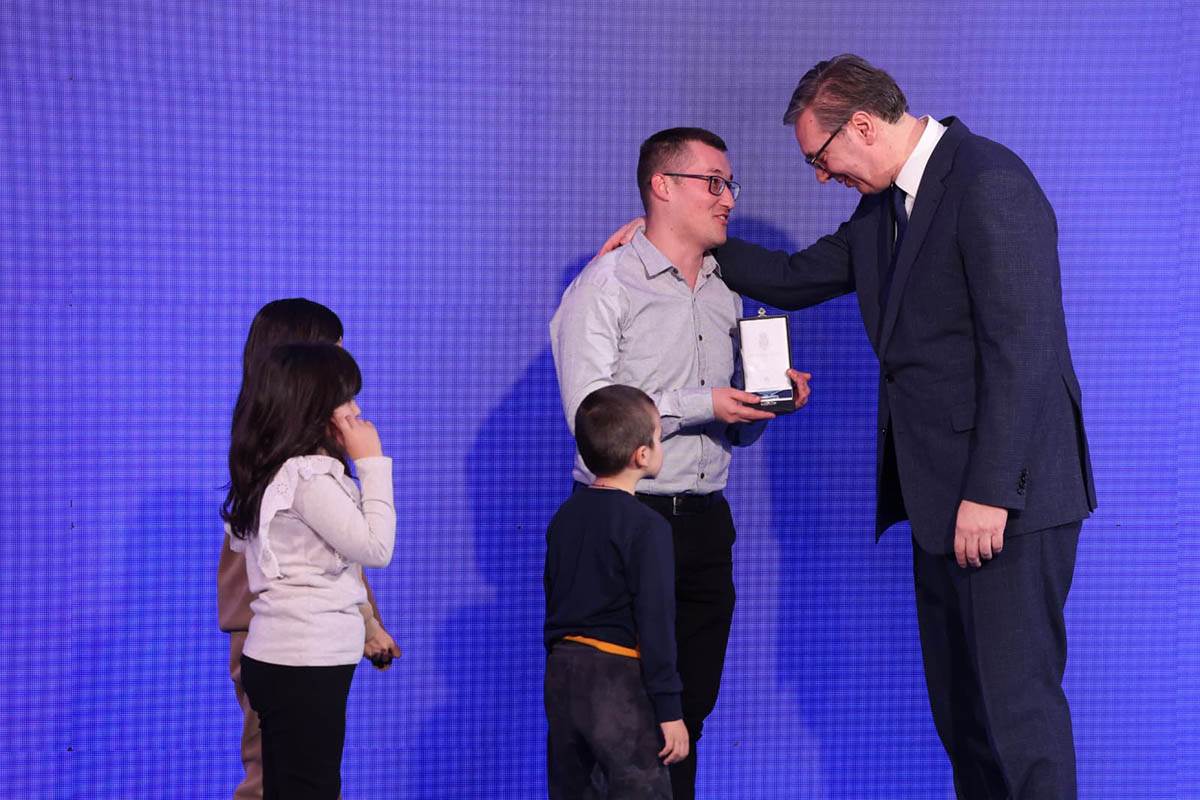 Učitelj Marko Čikarić  primio orden sa svojim đacima (6).jpg