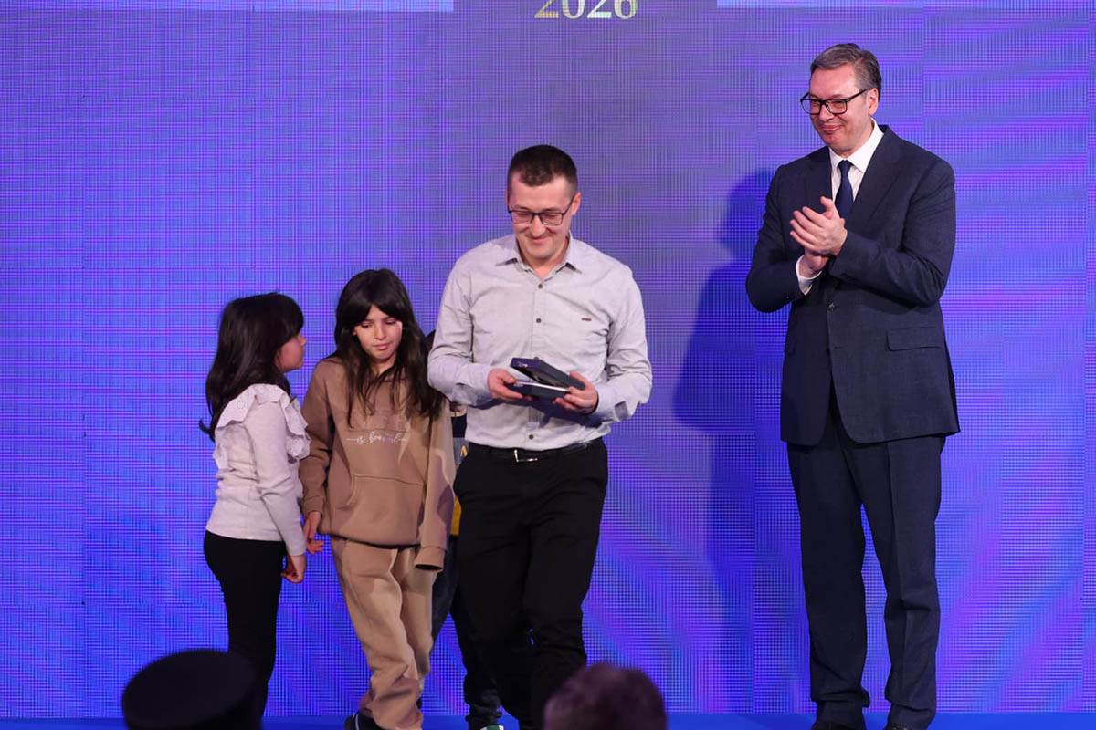 Učitelj Marko Čikarić  primio orden sa svojim đacima (5).jpg