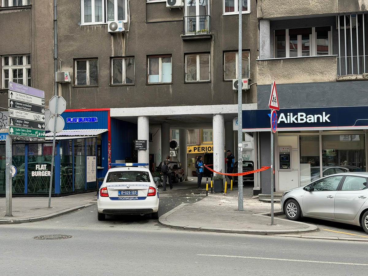 Otpala fasada u centru grada, policija i komunalci na terenu (1).jpg