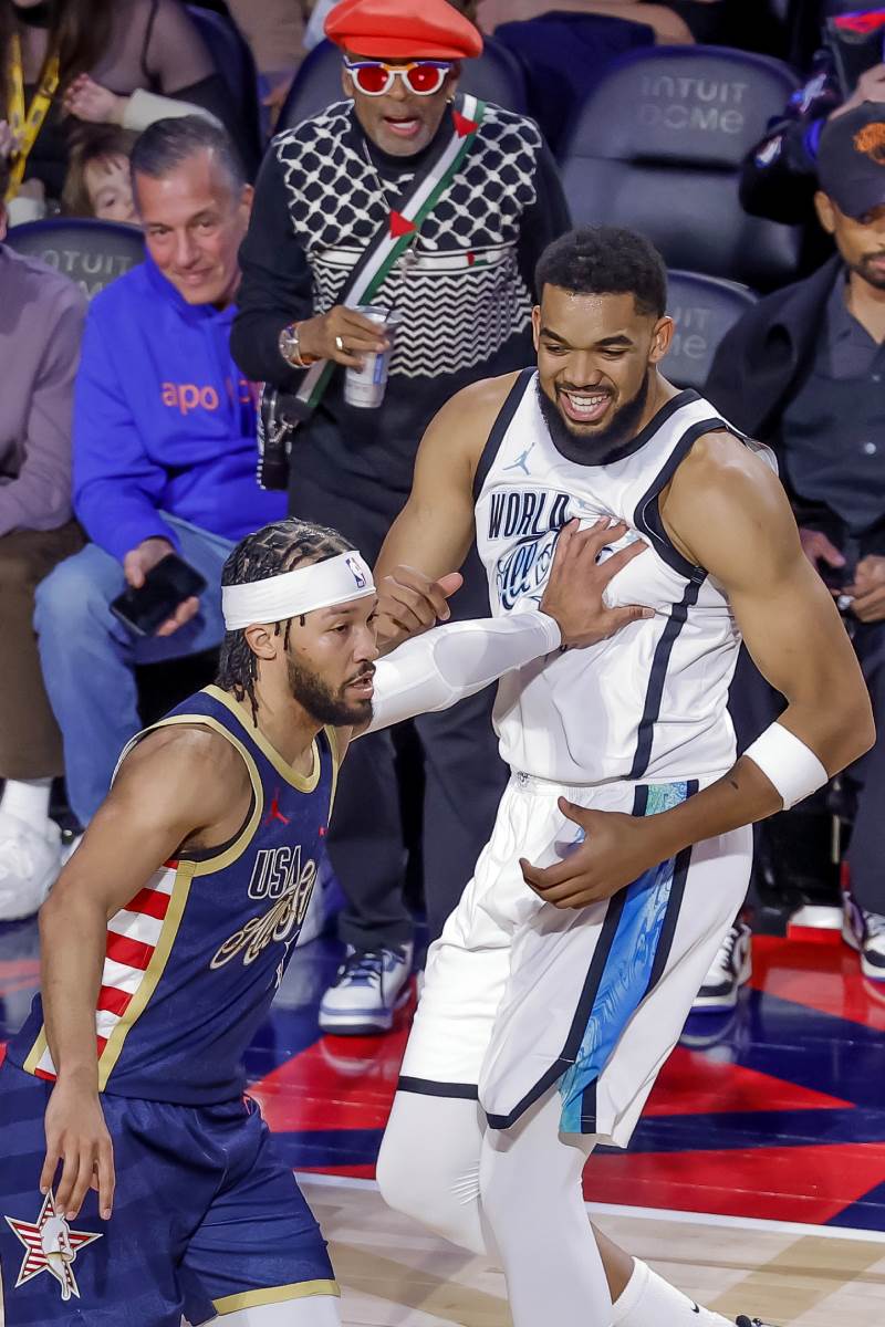 Spajk Li gleda utakmicu sa palestinskom zastavom