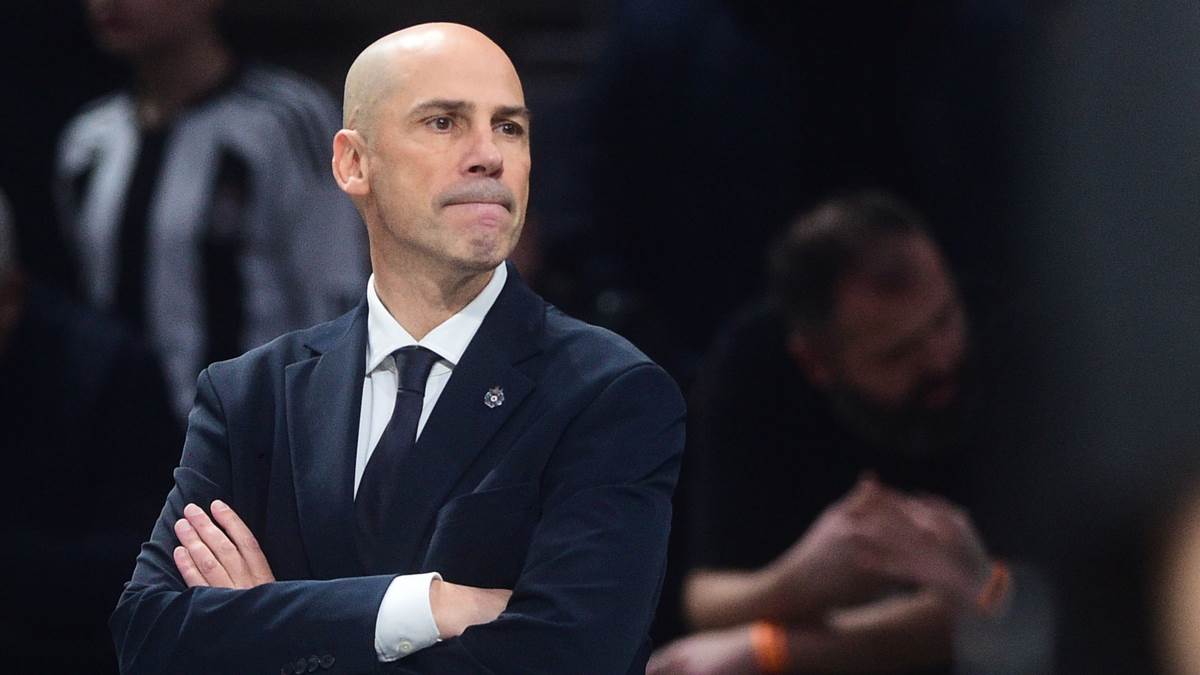 Trener Partizana Đoan Penjaroja na utakmici protiv Panatinaikosa