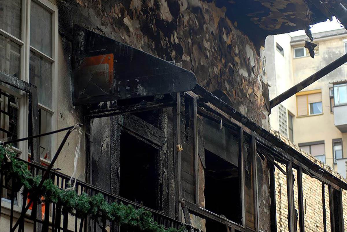 Fotografije zapaljenog novosadskog kafića Laundž (3).jpg