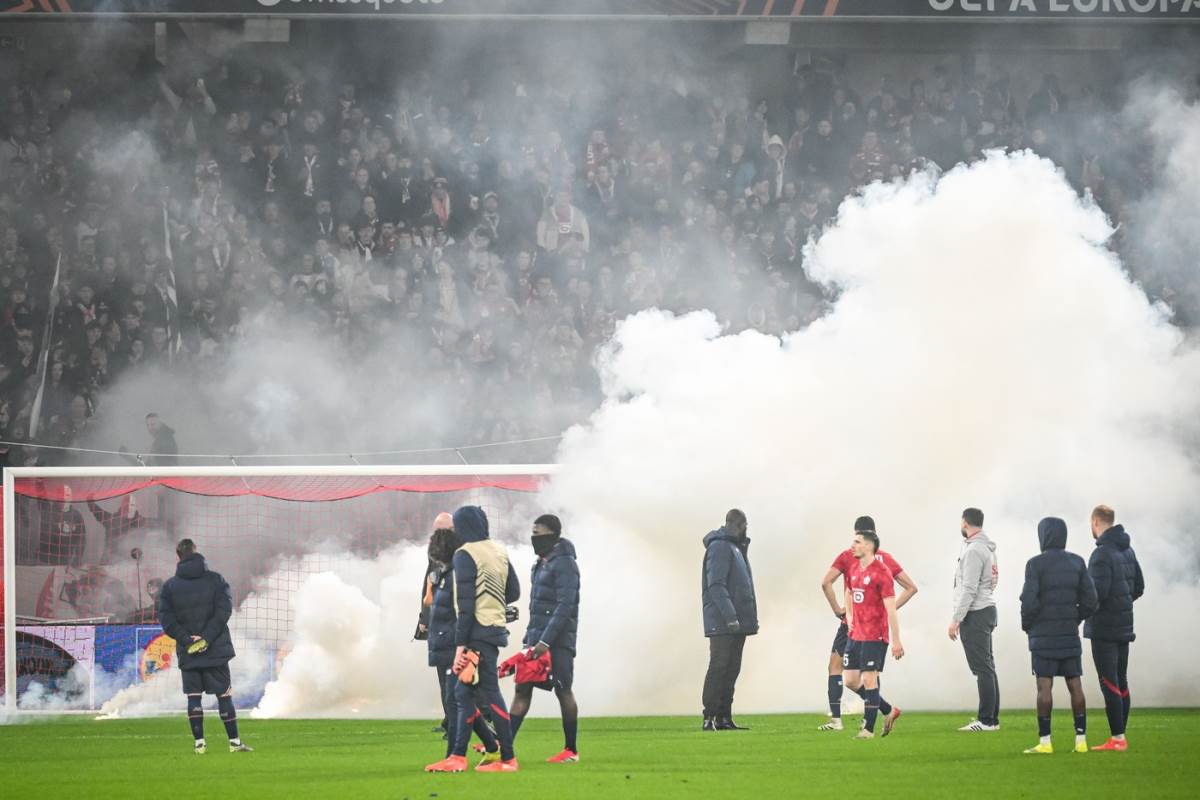 Navijači Lila bacali baklje na teren posle Zvezde