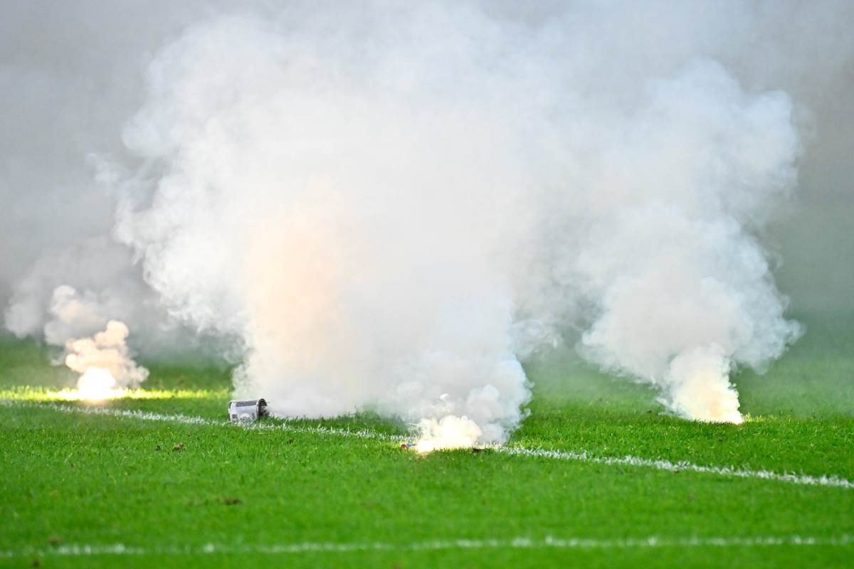 Baklje na terenu posle Lil Crvena zvezda