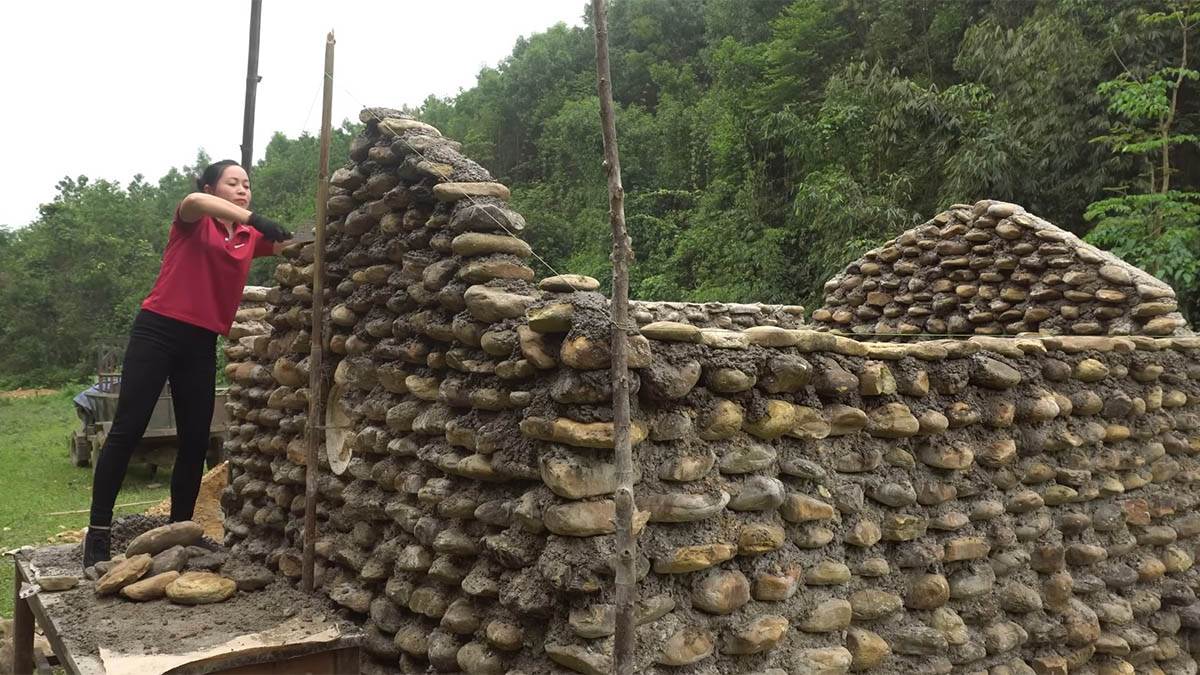 Ova žena sama je izgradila kamenu kuću usred šume