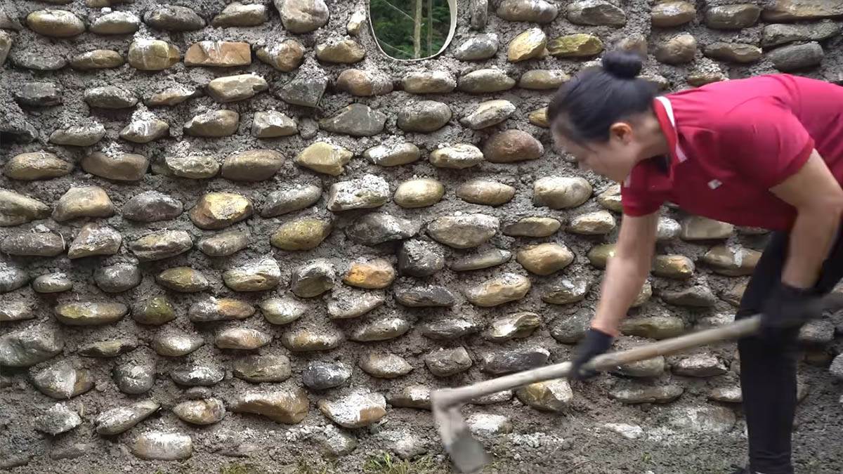 Ova žena sama je izgradila kamenu kuću usred šume