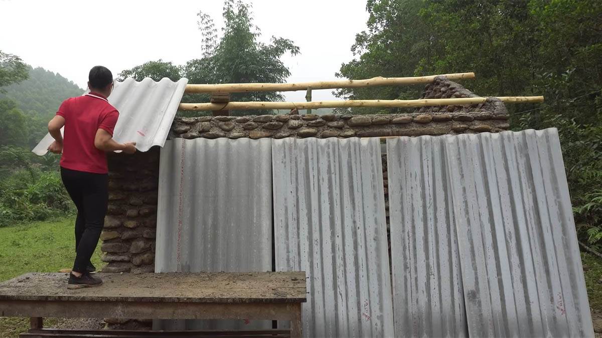 Ova žena sama je izgradila kamenu kuću usred šume