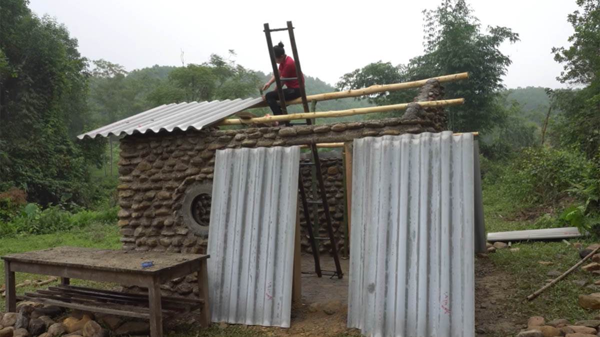 Ova žena sama je izgradila kamenu kuću usred šume