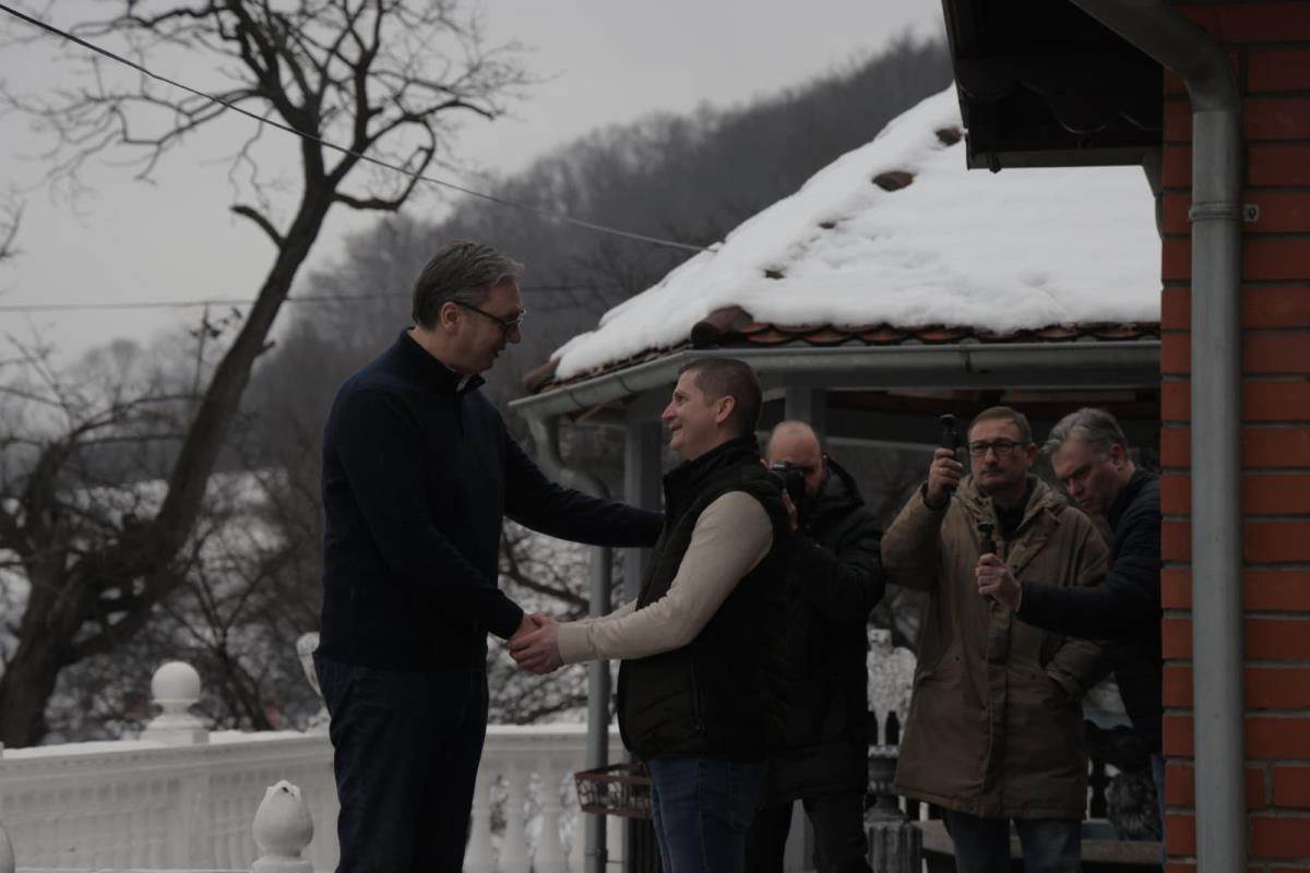 Vučić obilazi domaćinstvo Perice Simeonovića u selu Jasikovo (1).jpg
