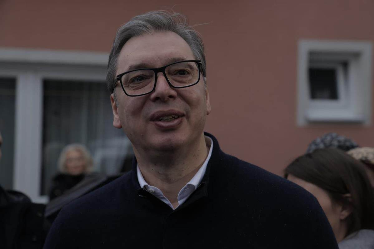 Vučić obilazi domaćinstvo Perice Simeonovića u selu Jasikovo (3).jpg