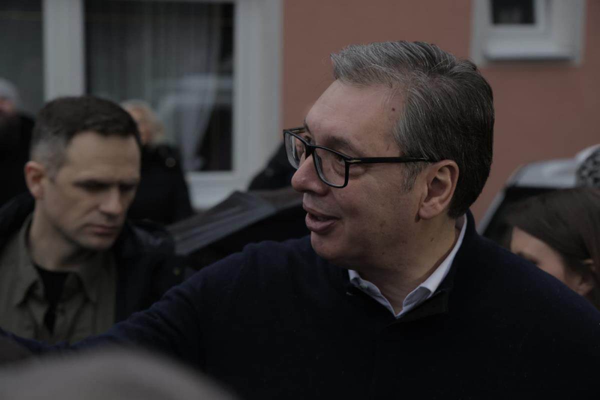 Vučić obilazi domaćinstvo Perice Simeonovića u selu Jasikovo (4).jpg