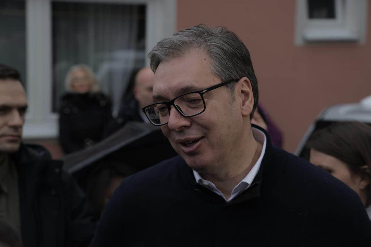 Vučić obilazi domaćinstvo Perice Simeonovića u selu Jasikovo (5).jpg
