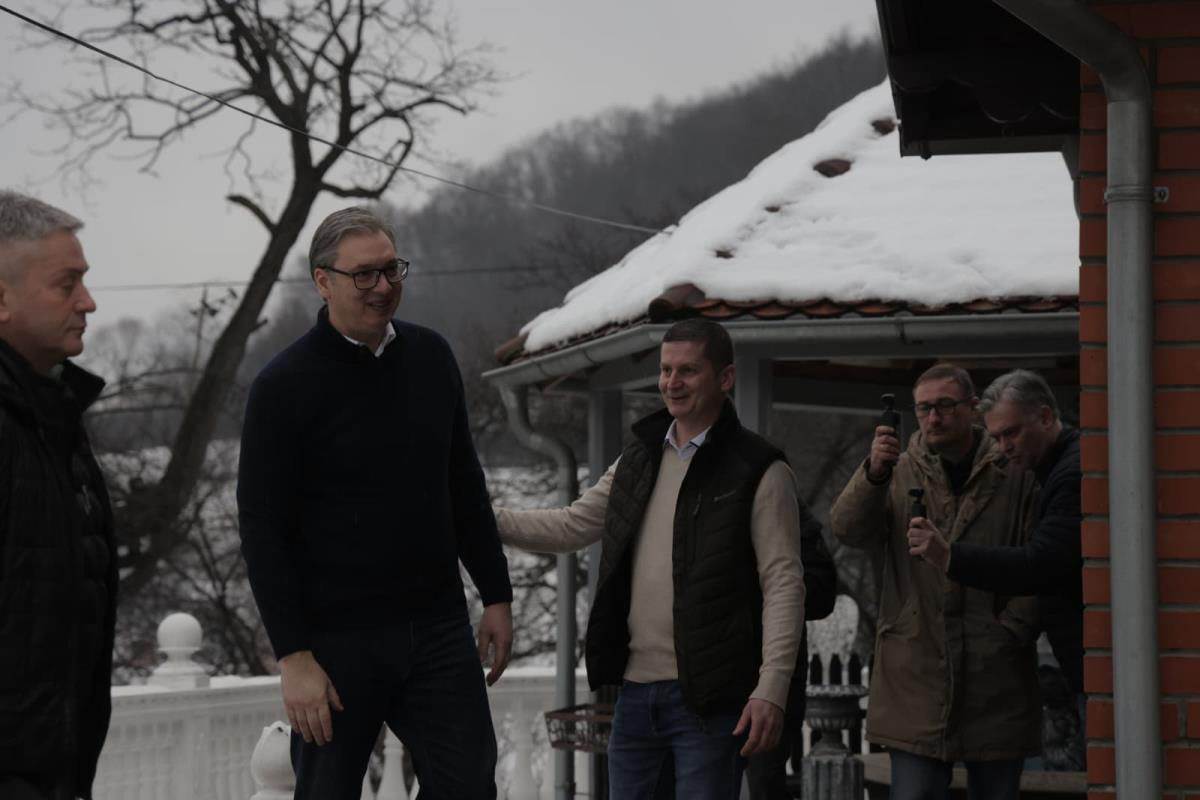 Vučić obilazi domaćinstvo Perice Simeonovića u selu Jasikovo (7).jpg