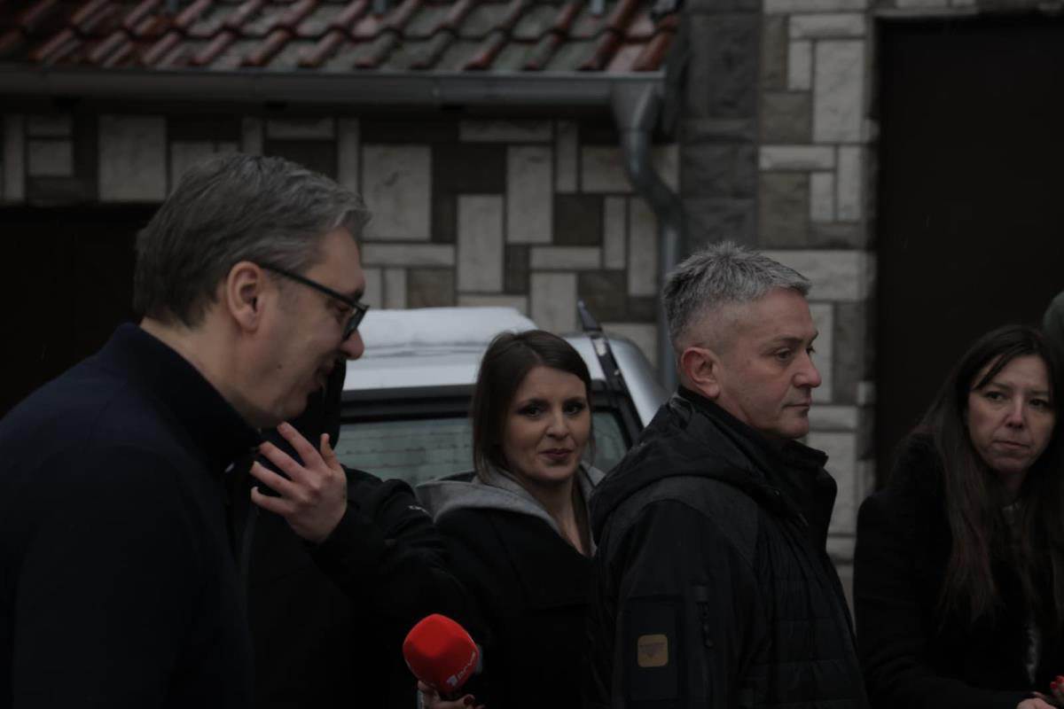 Vučić obilazi domaćinstvo Perice Simeonovića u selu Jasikovo (8).jpg