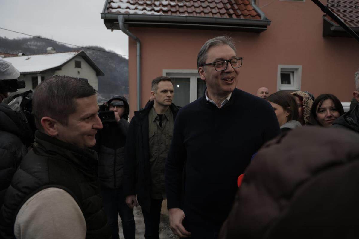 Vučić obilazi domaćinstvo Perice Simeonovića u selu Jasikovo (11).jpg