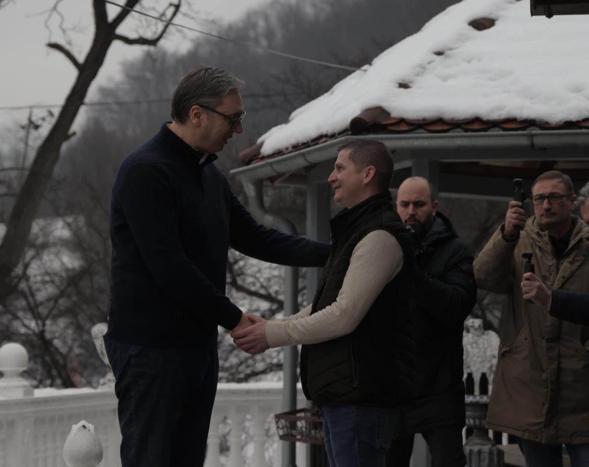 Vučić obilazi domaćinstvo Perice Simeonovića u selu Jasikovo (13).jpg