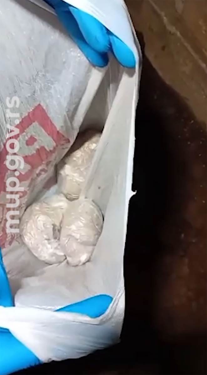 Zaplena heroina i kokaina vrednog 350.000 evra (2).jpg