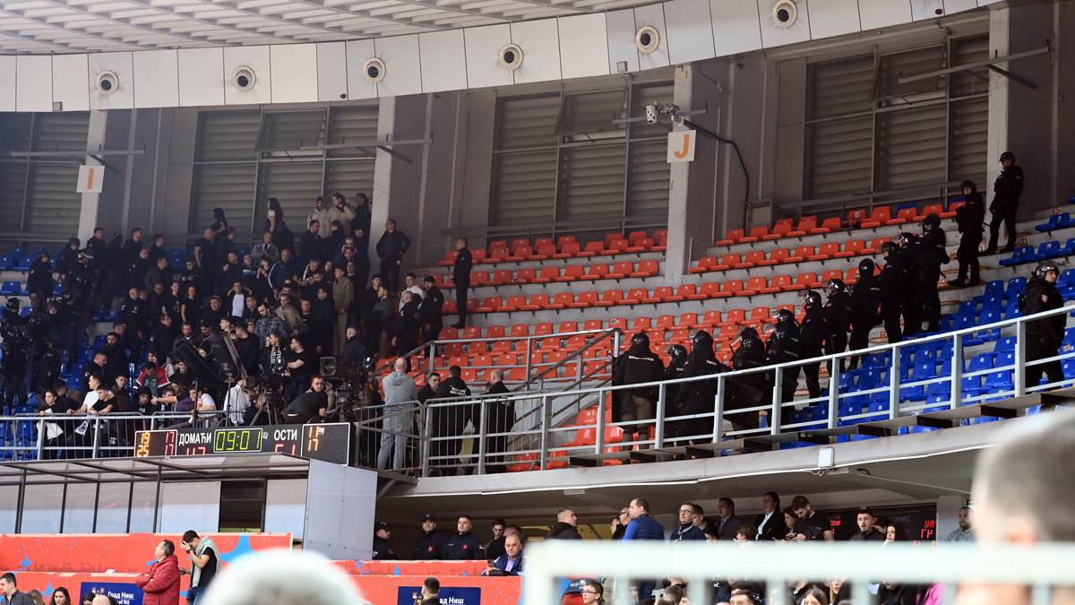 Policija prazni tribine na meču Partizana i Mege
