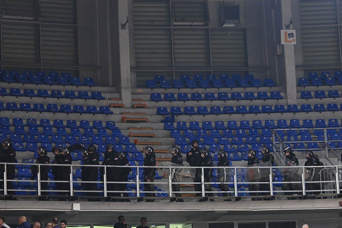 pražnjenje tribine u Nišu (7).jpg