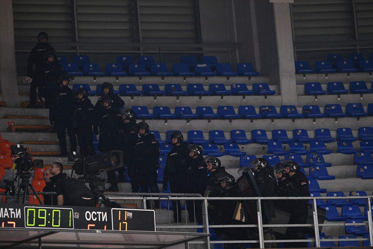 pražnjenje tribine u Nišu (8).jpg