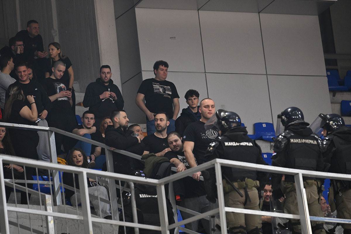 pražnjenje tribine u Nišu (10).jpg