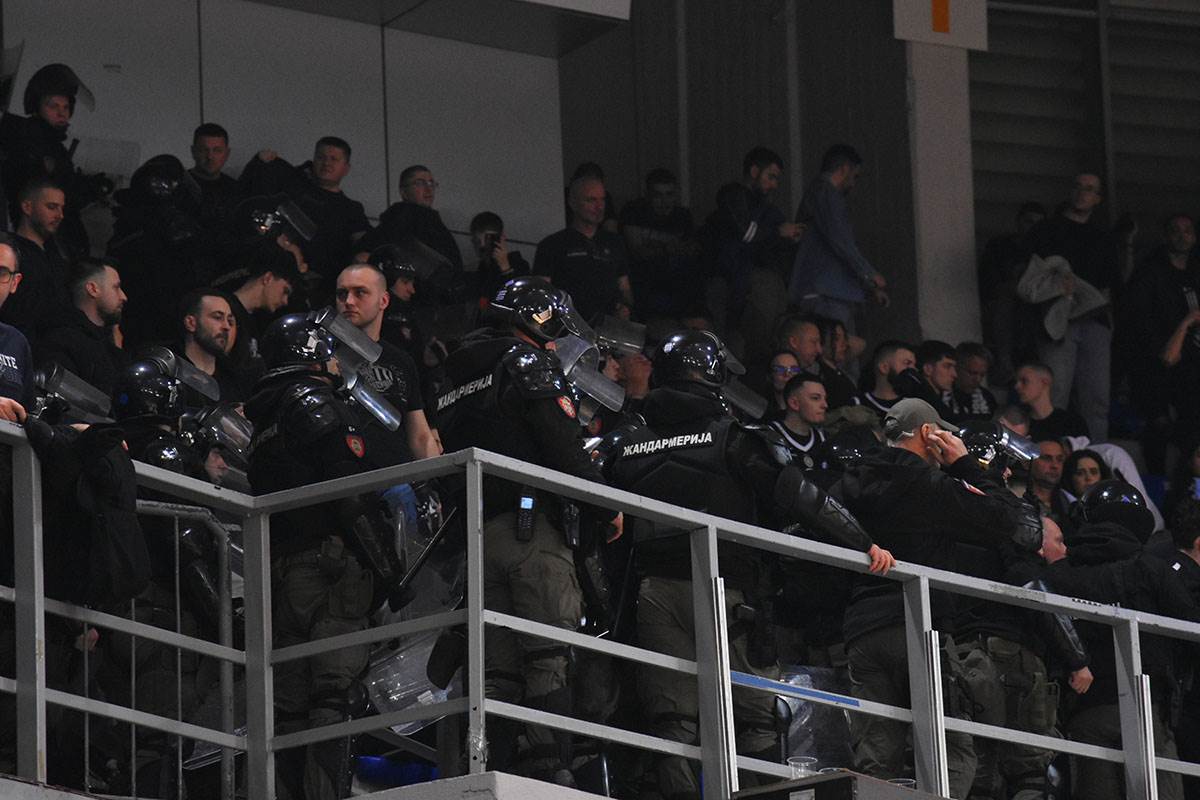 pražnjenje tribine u Nišu (12).jpg