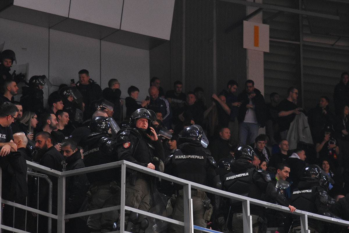 pražnjenje tribine u Nišu (14).jpg