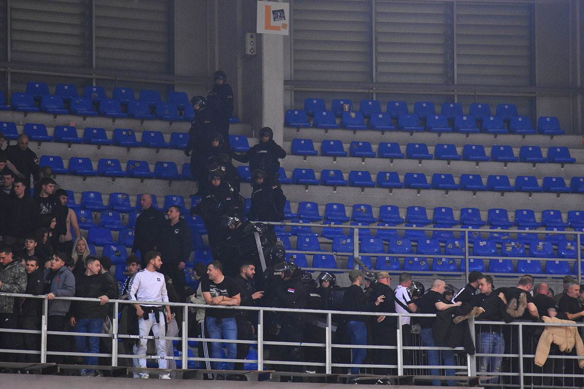 pražnjenje tribine u Nišu (15).jpg