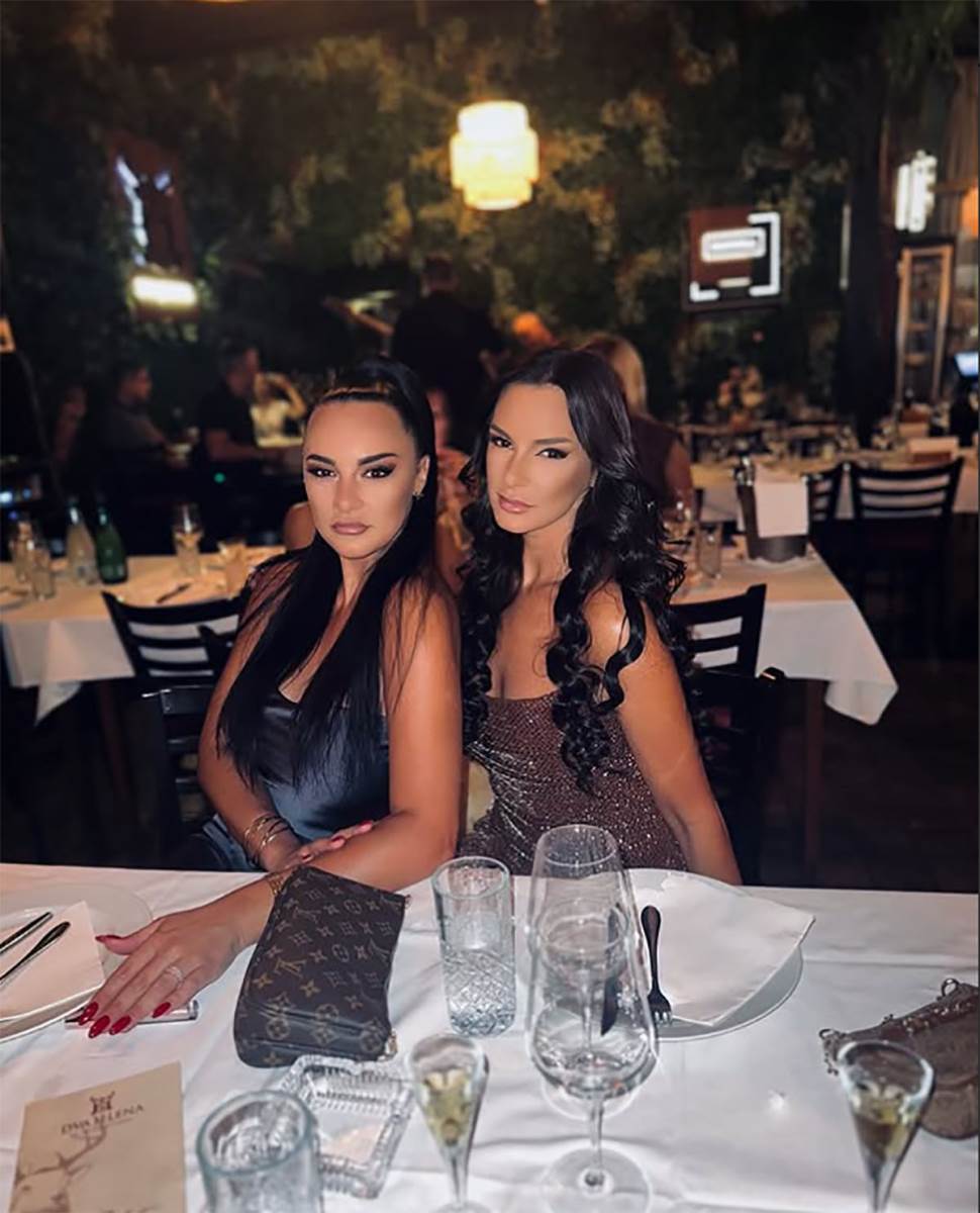 Mirna Radulović i sestra bliznakinja Nera (7).jpg