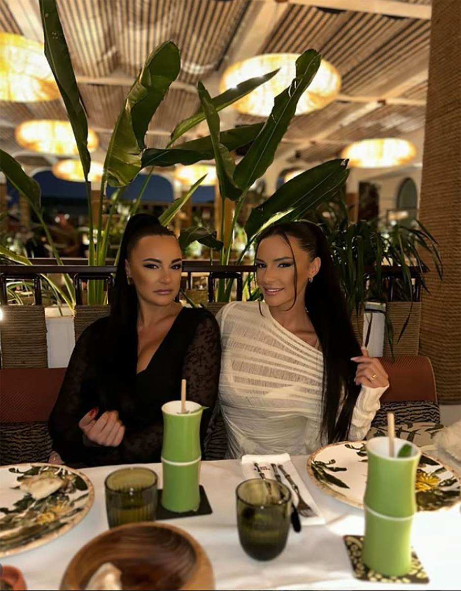 Mirna Radulović i sestra bliznakinja Nera (9).jpg