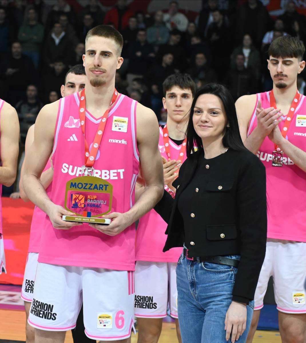 Košarkaš Mege Bogoljub Marković sa nagradom za drugo mesto Kupa Radivoja Koraća