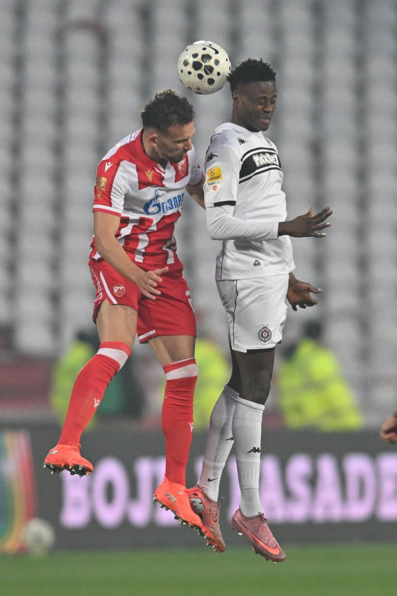 Demba Sek i Strahinja Eraković u duelu na derbiju Zvezad Partizan