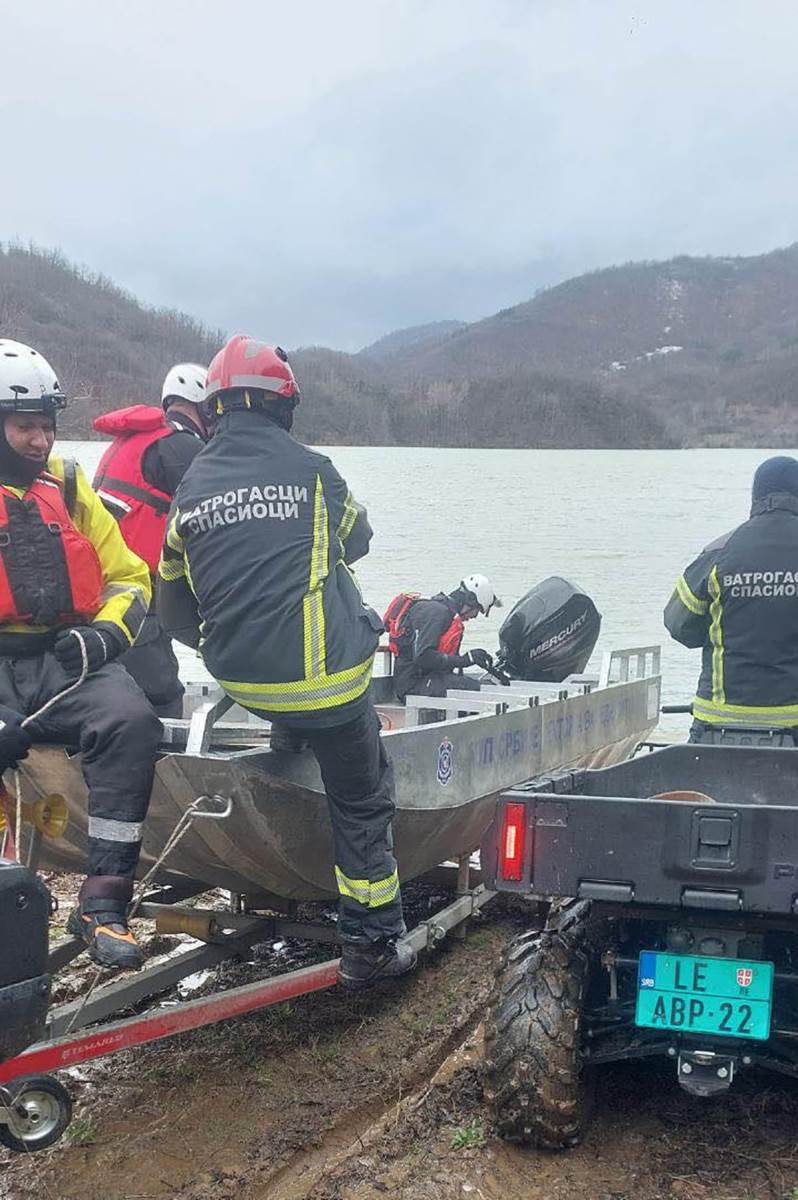 Potraga za ribolovcima u jezeru Barje  (3).jpg